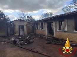 Incendio nelle campagne, una villetta distrutta