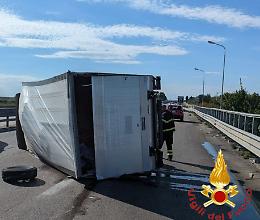 Furgone si ribalta sulla statale 16bis tra Trani e Barletta, soccorse 2 persone