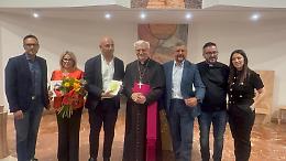 Terza edizione del premio ‘Angeli Custodi’ e delle borse di studio per gli alunni più meritevoli della scuola ‘Galilei’: serata di festa e di fede al quartiere Tamburi. Le foto