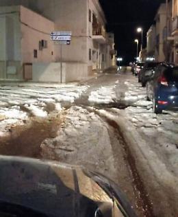Nubifragio e violente grandinate, disperso un uomo. Le foto
