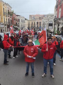 In 1.500 in corteo per lo sciopero generale: bandiere palestinesi e striscioni per la pace. Le foto