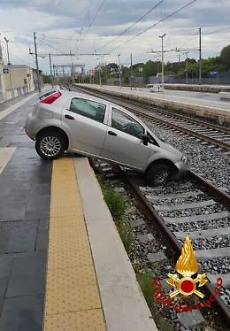Perde il controllo dell’auto e finisce sui binari a Santo Spirito: traffico ferroviario bloccato per ore