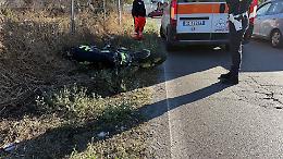 Motociclista travolto da un’auto pirata: è caccia al conducente fuggito dopo l’impatto. Le foto