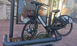 Ancora vandali in azione, danneggiata una bici del servizio “Vaimoo”