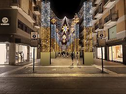 Luminarie natalizie spente per la Giornata dei Defunti