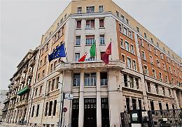 Proiettile e ritaglio di giornale con l’immagine di un agente trovati davanti alla Questura