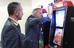 Maxi operazione contro il gioco illegale: sequestrati 22 apparecchi e multe per oltre 145 mila euro. Le foto