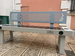 Si guarda al futuro: le prime panchine “smart” in via Roma