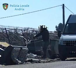 Abbandona rifiuti in campagna, individuato grazie alle fototrappole: denunciato un uomo 
