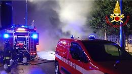 Incendio nella zona industriale, in fiamme un’azienda demolizioni