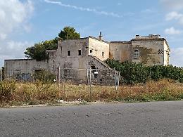 L’ex caserma dei vigili del fuoco, simbolo dimenticato di Taranto soffocata dall’incuria