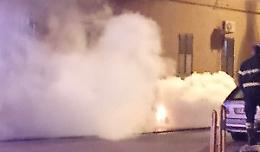 Paura nella notte in via Crispi: auto a gas distrutta dalle fiamme