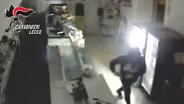 Arrestato 43enne dopo una fuga tra furti e tentativi di effrazione