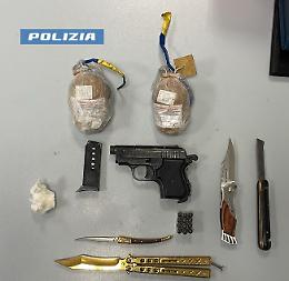 Trovato in possesso di armi, droga ed esplosivo: 54enne arrestato dalla Polizia di Stato
