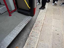 Bici contro autobus in discesa Vasto: traffico paralizzato per oltre mezz’ora. Le foto