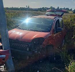 Perde il controllo dell’auto e si schianta contro un palo: giovane finisce in ospedale