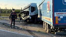 Scontro tra auto e tir, feriti i due conducenti