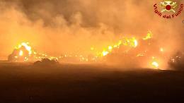 Notte di fuoco a Torre Lapillo: distrutte 300 rotoballe di fieno in una masseria
