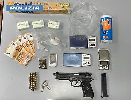 Nascondeva in una casa abbandonata una pistola, munizioni e cocaina: diciottenne arrestato dalla Polizia di Stato 