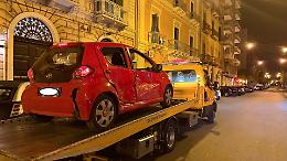 Schianto nella notte in pieno centro, auto pirata in fuga dopo il tamponamento