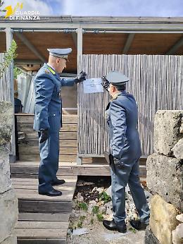 Sigilli a struttura di lusso sul mare: scoperta maxi area abusiva di oltre 4.000 metri quadrati. Le foto