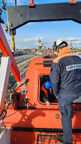 Nave che trasporta carbone bloccata in porto: pompa antincendio guasta e gravi carenze di sicurezza