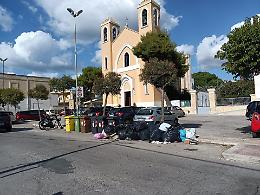 Rifiuti abbandonati ovunque a Lama, esplode la protesta dei residenti: “Non ce la facciamo più”. Le foto