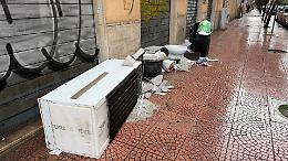 Emergenza rifiuti, strade invase e pericoli per i pedoni. Le foto