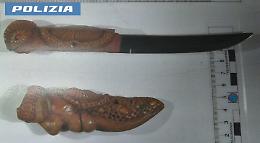 Notte di follia in centro: 37enne arrestato dopo aver aggredito i poliziotti con un coltello