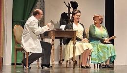 Una serata che riconcilia con il Teatro: “Le pillole di Ercole” entusiasma il pubblico al Ramarini di Monterotondo