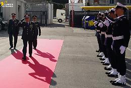 Il Generale Geremia in visita alla Stazione Navale: elogio alla Guardia di Finanza per l’impegno sul mare. Le foto