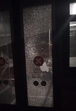 Sassi contro due autobus di Kyma Mobilità. Il video della Notte di Halloween