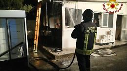 Fiamme nella notte in un bar: ingenti i danni, indagano i carabinieri