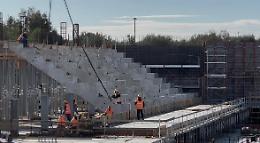 Inizia il montaggio della gradinata della piscina coperta. Le foto