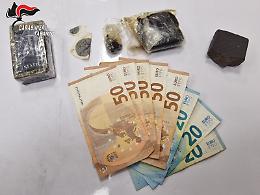 Un 25enne arrestato per spaccio: nascondeva 210 grammi di hashish nella felpa