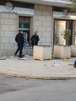 Nuovo assalto al bancomat della Banca Popolare di Milano: esplosione nella notte in pieno centro. Le foto