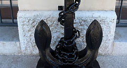 La Lega Navale dona un’ancora alla Guardia Costiera: simbolo di un legame che dura da oltre dieci anni