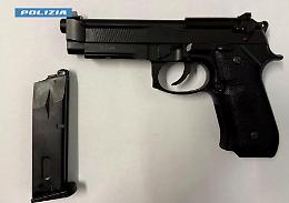 Minaccia una connazionale con una pistola per costringerla a vendere casa