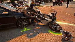 Scontro tra moto e auto sulla discesa Ferrovia: grave un giovane centauro