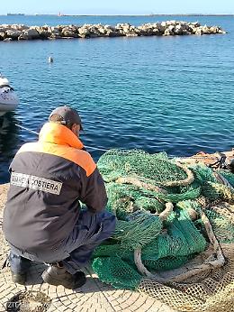 Pesca illegale nel Mar Grande, sanzionato peschereccio: sequestrata la rete