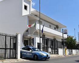 Furiosa discussione tra madre, padre e figlio: 22enne arrestato per maltrattamenti in famiglia ed estorsione