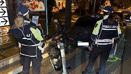 Scooterista perde il controllo sul ponte girevole e si schianta contro un'auto: 34enne ricoverato in codice rosso