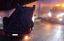 Paura nella notte: auto si ribalta su viale Magna Grecia, illeso il conducente