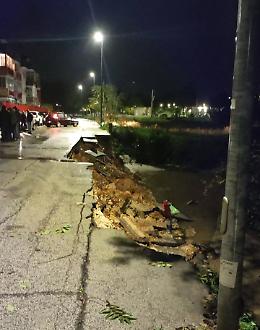 Nubifragio, paura e danni: strade crollate. Cede una strada ad Adelfia. Il video della festa di San Trifone