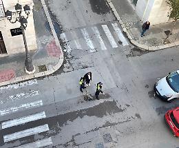 Cedimento dell’asfalto in corso Vittorio Emanuele, interviene la Polizia Locale. Le foto