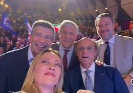Meloni a Bari: “Solo gli italiani possono mandarmi a casa”. E rilancia su giustizia, sanità e sicurezza. Le foto