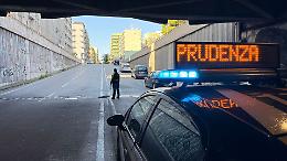 Tombino scoperto in via Dante, automobilista rischia l’incidente: interviene la Polizia Locale