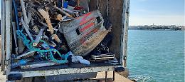 Maxi operazione di bonifica sul molo di Levante: sequestrati 20 quintali di rifiuti. Le foto