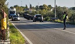 Auto si ribalta sulla provinciale 112: ferito un giovane conducente