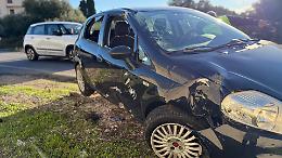 Incidente in via Ancona: auto fuori strada abbatte un palo della luce. Le foto